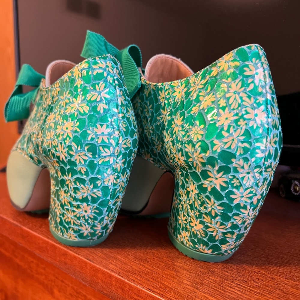 Fluevog Prepare Pledge size 7 green flowers - Picture 5 of 5